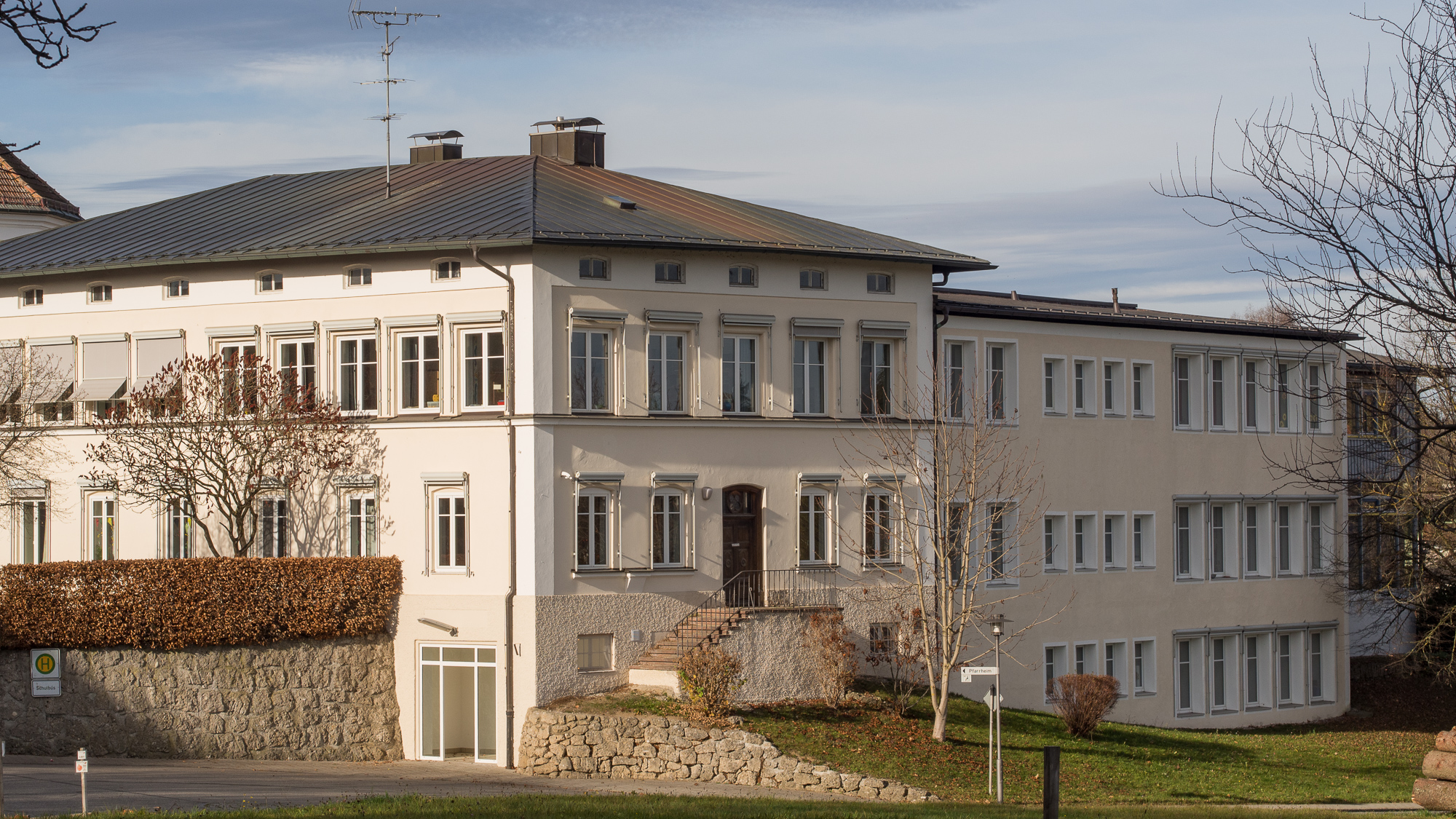 Schulgebäude der Grundschule Gstadt-Breitbrunn – Außenansicht