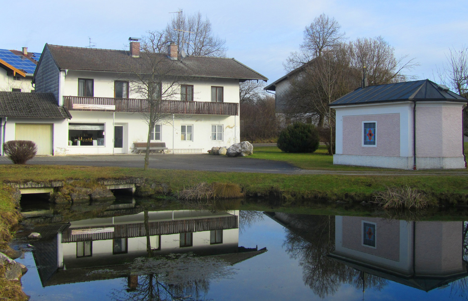 Schulhaus am Dorfweiher in Breitbrunn